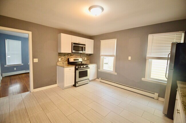 Building Photo - 807 Brewster St