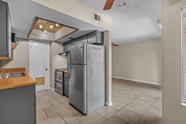 Building Photo - 2600 Penny Ln