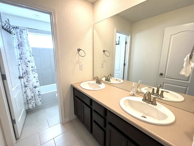 Building Photo - Wonderful 4 Bedroom/2 Bathroom with a Loft and Study in Whispering Pines!