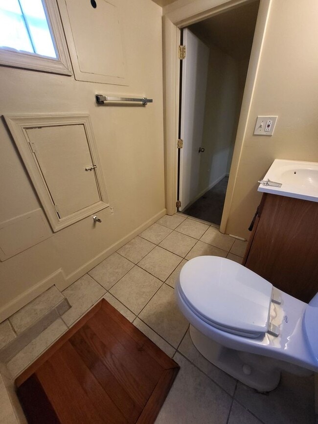 Building Photo - 2 Bed with Finished Basement