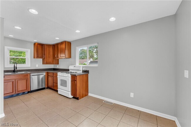 Building Photo - 1083 Eastlake Dr