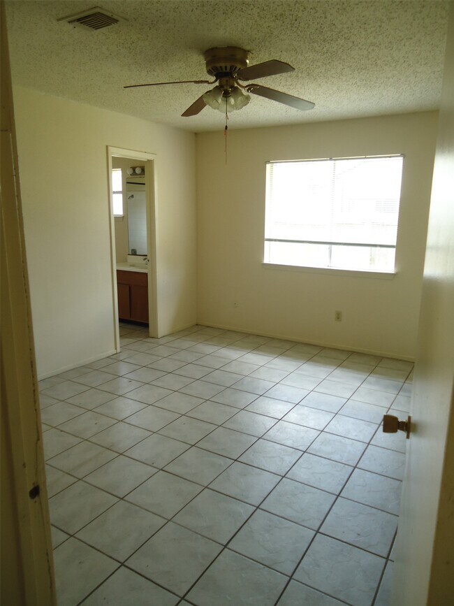 Building Photo - 18719 Lippizaner Dr