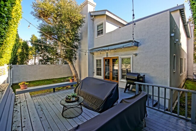 Building Photo - CHARMING & SPACIOUS, 5BR3.5BA HOME W/ PRIVATE YARD, BALCONY & SPRAWLING LIVING SPACE NEXT TO SAND...