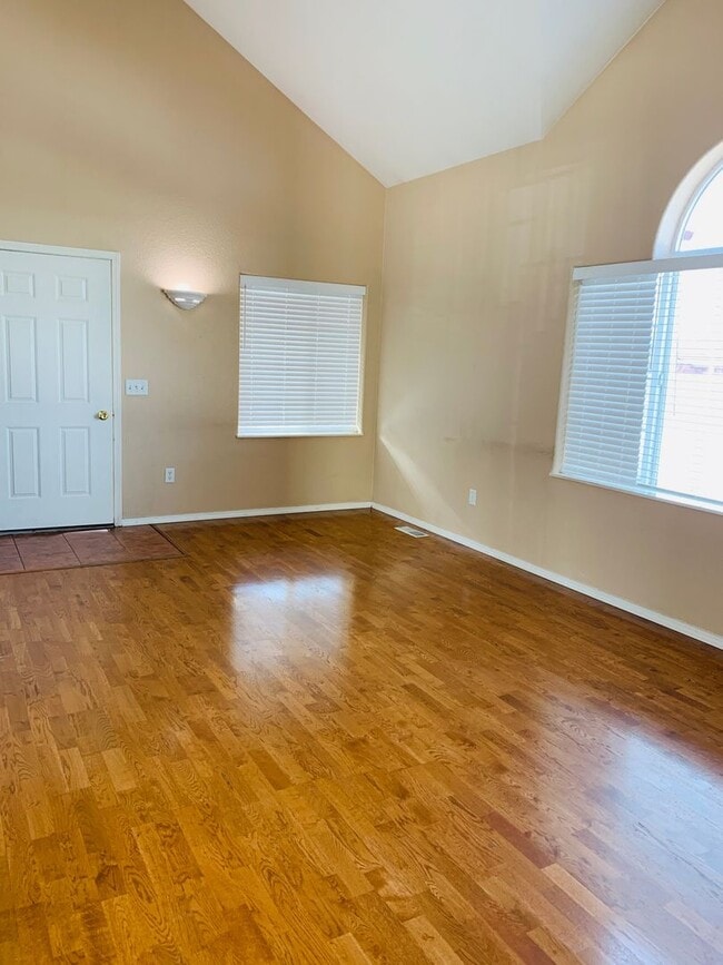 Building Photo - Large Yard - 3 Bed - 2 Bath - Pet Friendly