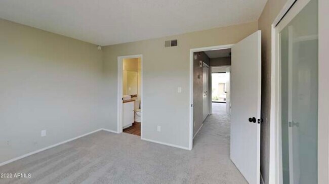 Building Photo - 1545 E Sahuaro Dr