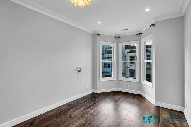 Building Photo - Russian Hill: Remodeled Top Floor Flat w/ In-Unit W/D, A/C, Private Roof Deck & Garage Parking w/...