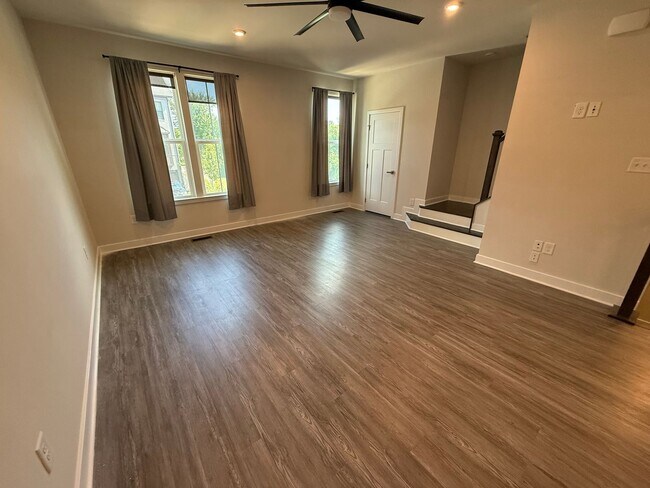 Building Photo - 3 Bedroom Townhouse - City Living with a G...