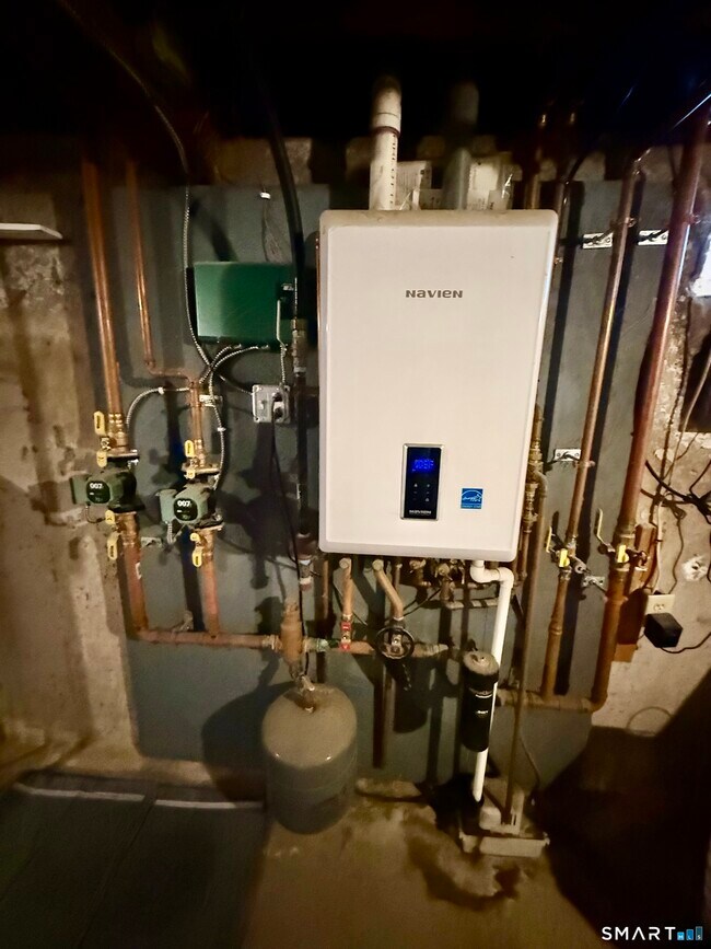 Building Photo - 177 Montowese Ave