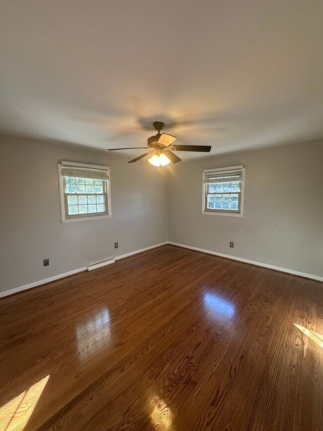 Building Photo - 3 bedrooms 2 baths, Split Level in the loc...