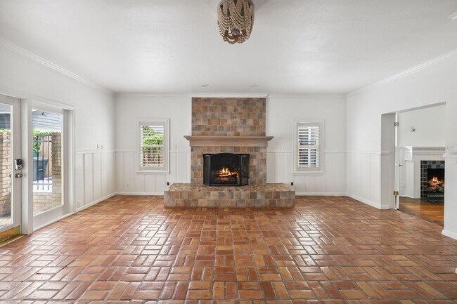 Building Photo - CHARMING 3-BEDROOM IN THE HEART OF ALAMO HEIGHTS