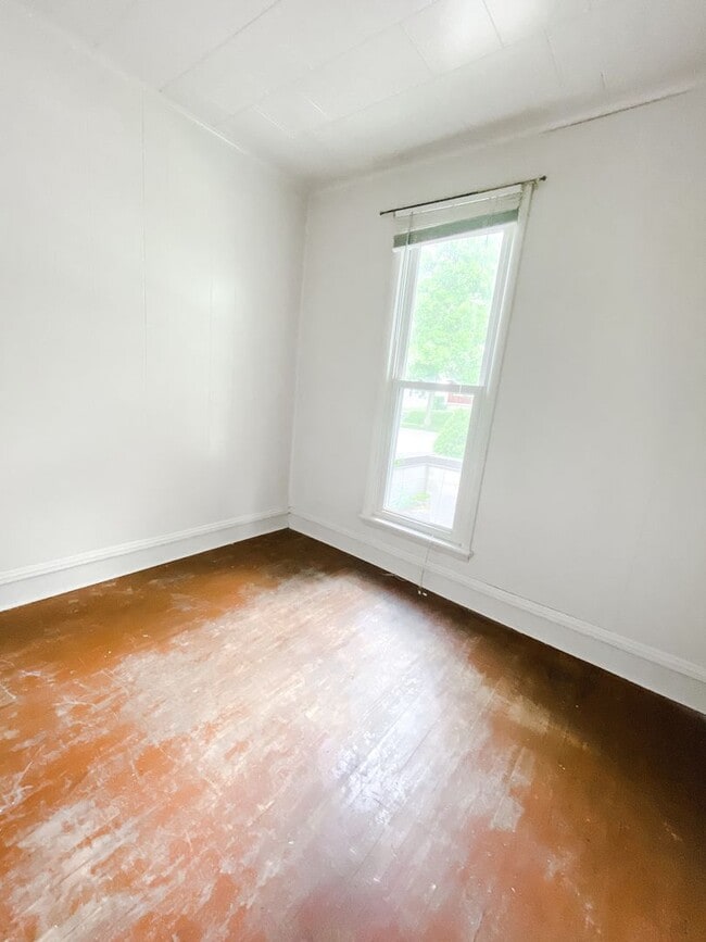 Building Photo - Three Bedroom Close To Campus