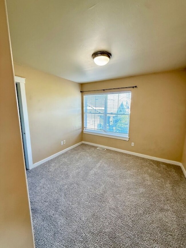 Building Photo - 3 Bedroom 3 Bathroom House Located Near a ...