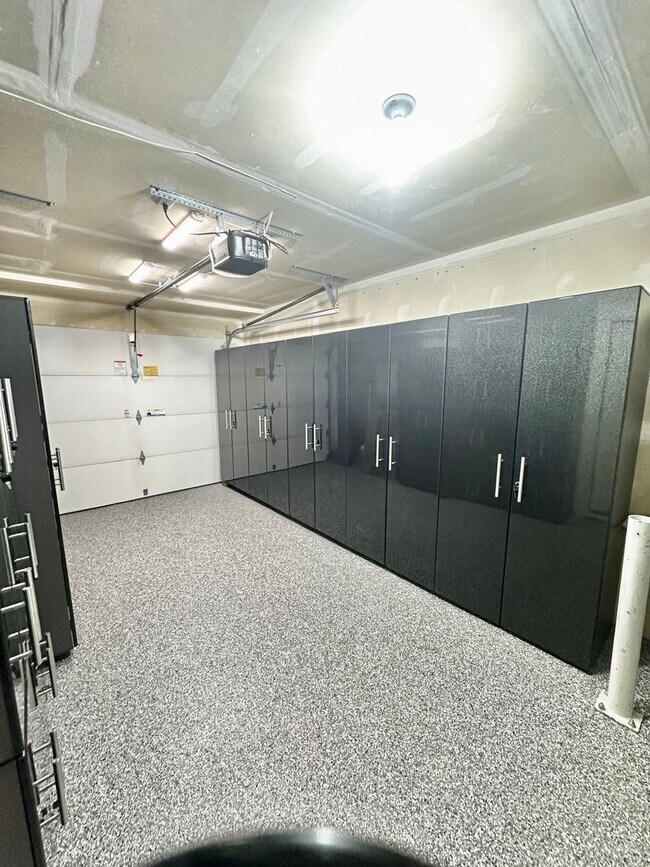 Building Photo - Modern 3 bedroom, 2.5 bathroom Townhome in Mapleleaf!