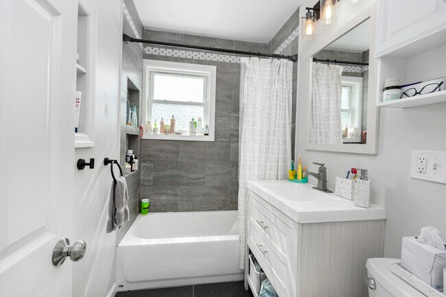 Building Photo - 611 Varney St