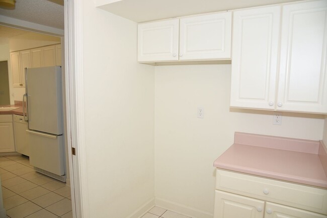 Building Photo - 4 bedroom in Parkwood Estates!