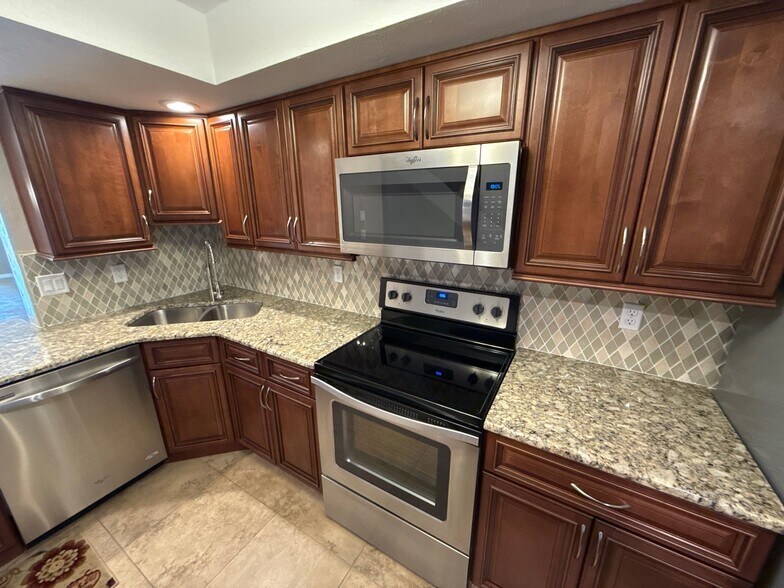 Building Photo - 790 E Gilchrist Ct