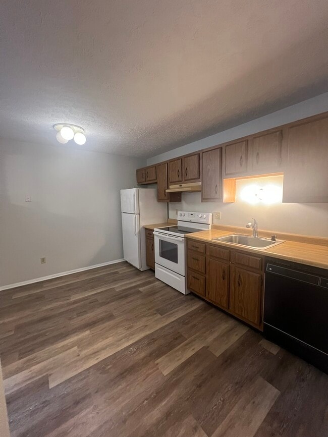 Building Photo - 2 bedroom 1.5 bath condo