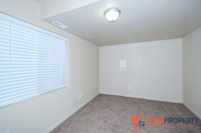 Building Photo - 4638 Seminole Cir