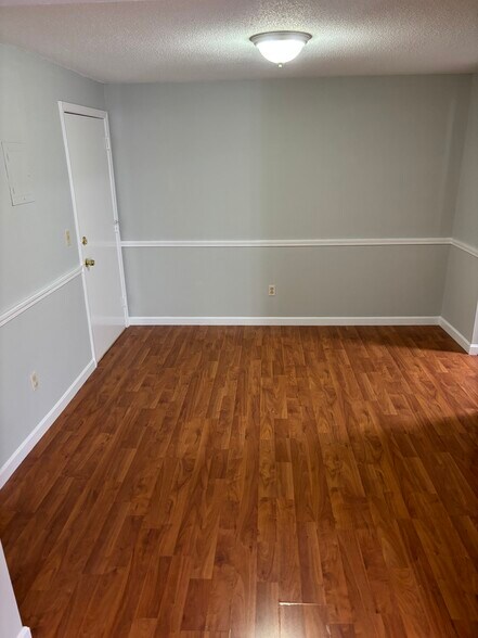 Large Dining Room - 109 English Village Rd