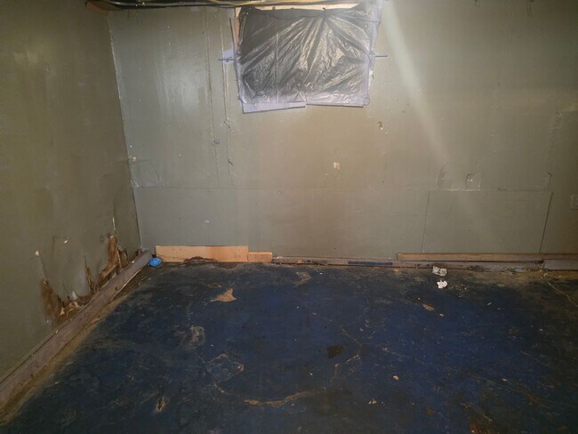 Building Photo - 2 Bedroom 1 Bath Home $1000.00