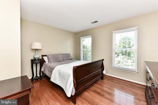 Building Photo - 641 Meade Dr SW