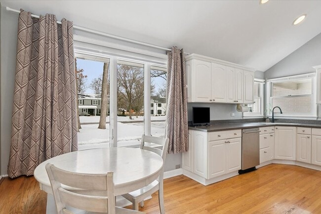 Building Photo - 825 Highview Terrace