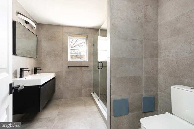 Building Photo - 1830 Montrose St