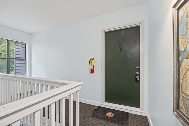 Building Photo - This beautifully maintained 2-bedroom, 2-bath 3rd Floor unit in Lake Wylie Woods is a Gem!