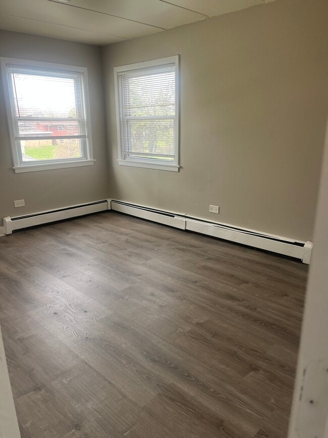 Building Photo - 10917 S Lloyd Dr