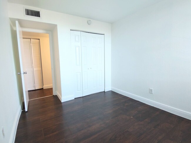 Building Photo - Gorgeous and Spacious 2/1 Unit in Hialeah