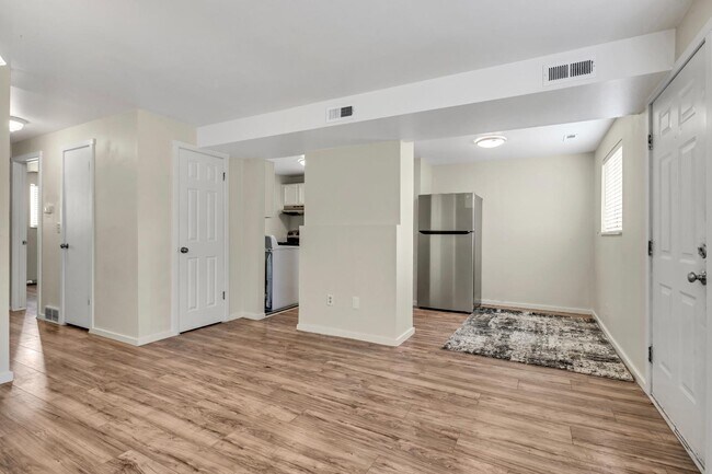Building Photo - 817 W Heather Ln