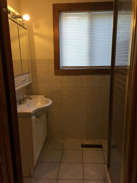3/4 Bathroom - 628 Johanna Avenue Southeast
