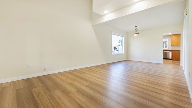 Building Photo - Spacious Mukilteo Duplex with Modern Upgrades