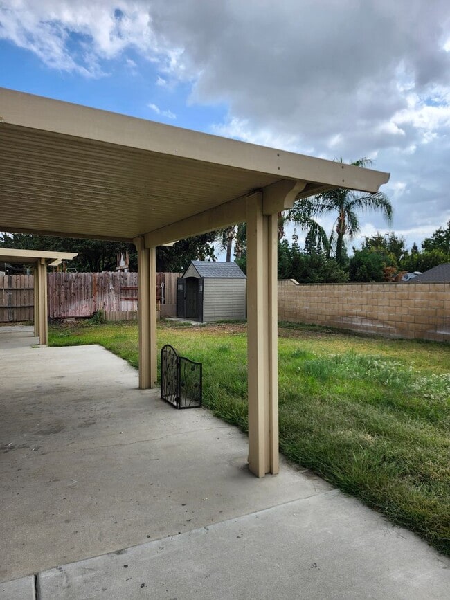 Building Photo - Inviting 3-Bedroom Home