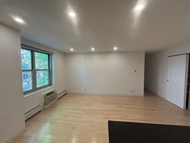 Building Photo - 10 Camelot Ct