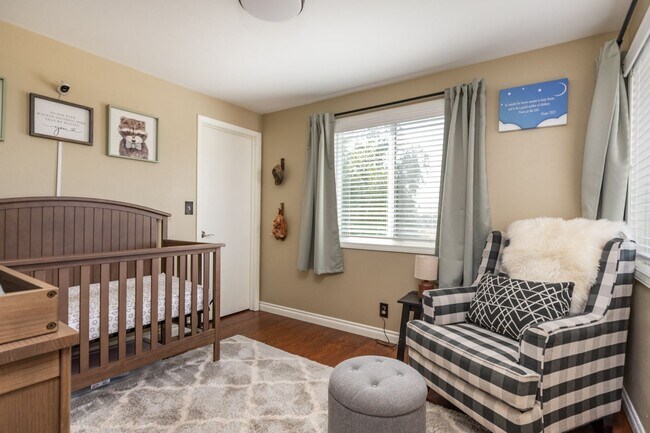 Building Photo - Spacious and Beautiful Home with Private Apartment!