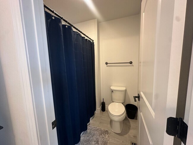 Building Photo - End unit Townhouse in Victory Ridge