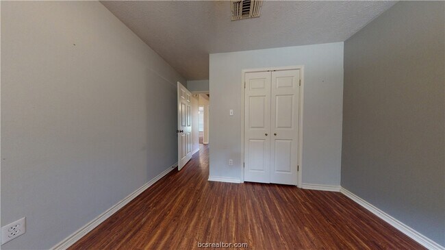 Building Photo - 1215 Glade St