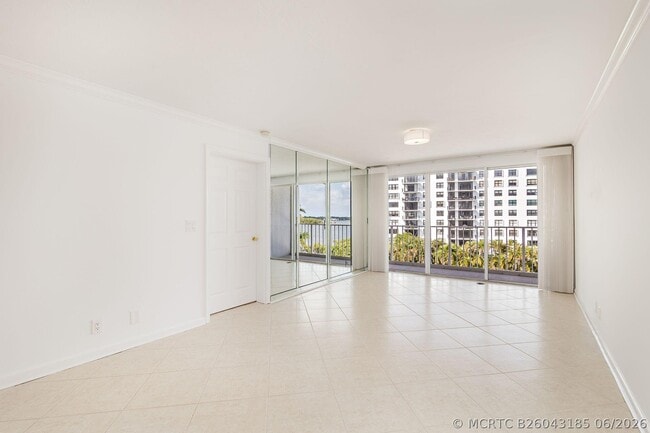 Building Photo - 3901 S Flagler Dr