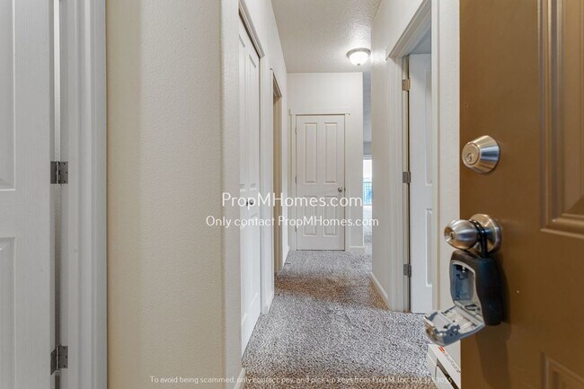 Building Photo - Beautiful Must See Two Bedroom Condo in Ce...