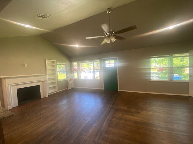 Building Photo - Gorgeous 3 Bed, 2 Bath Home with Modern Up...