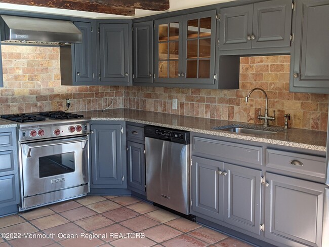 Building Photo - 16 E Larchmont Dr