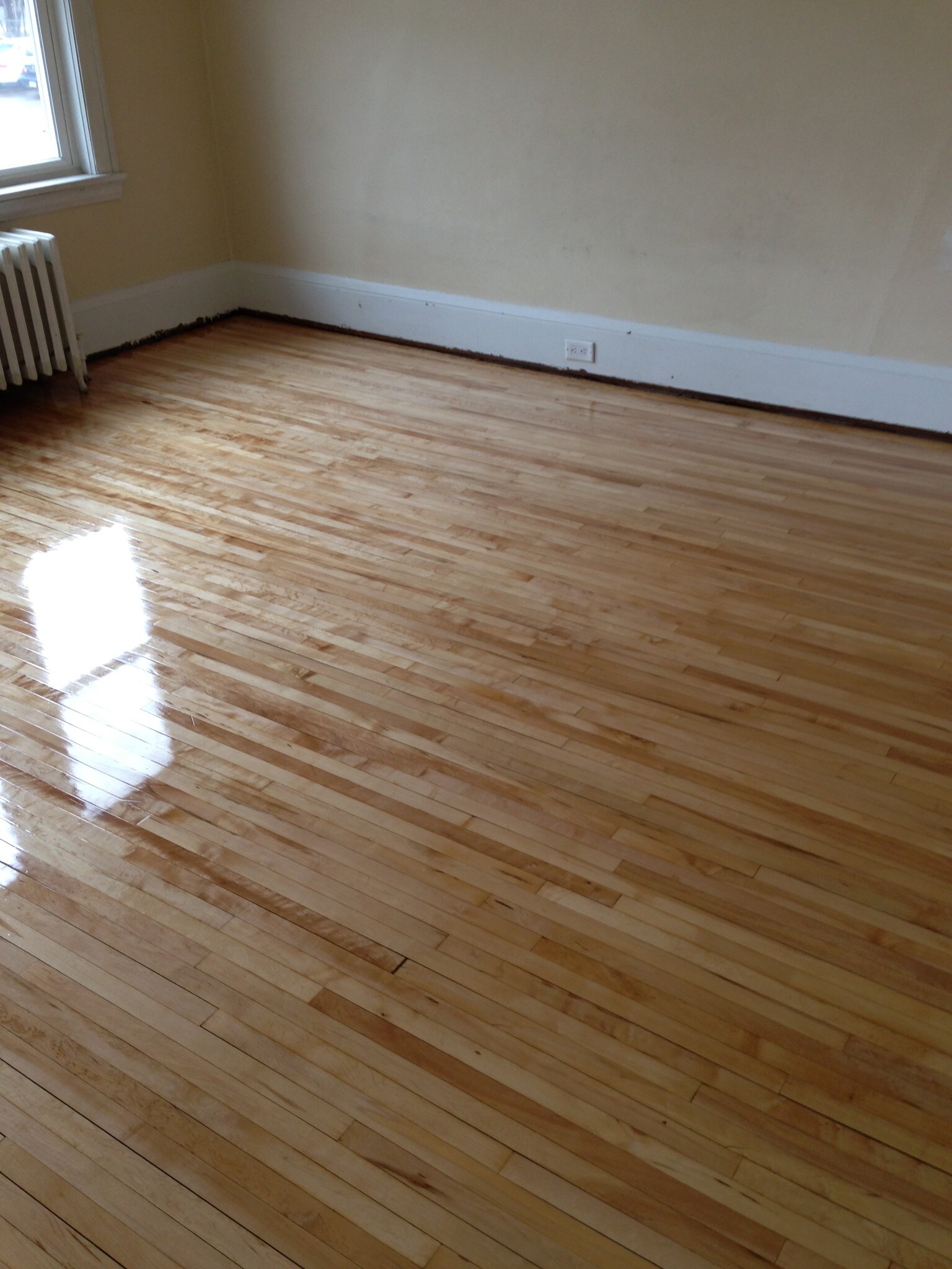 Living room - 320 E 5th St