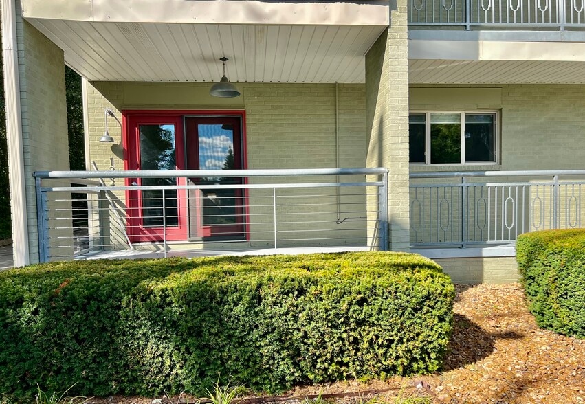 Building Photo - 1045 E 10th St