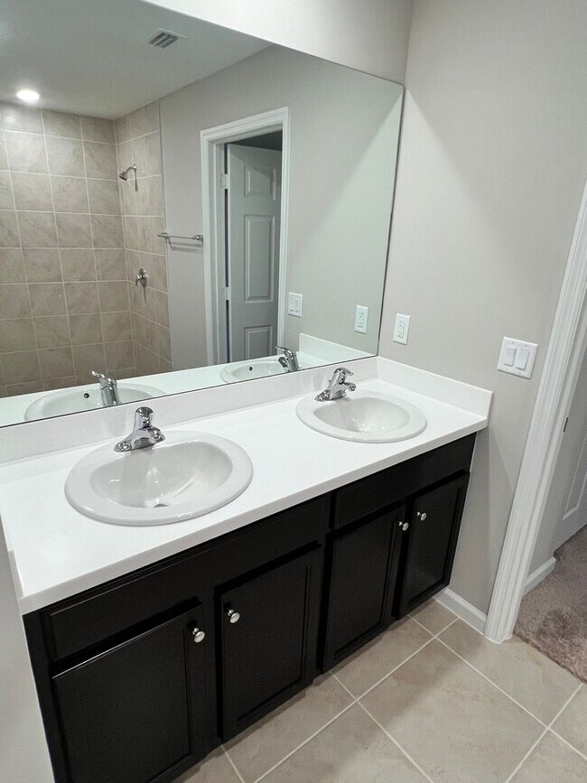 Building Photo - NEW 4 BEDROOM 3 BATH HOME! AMAZING LOCATION!