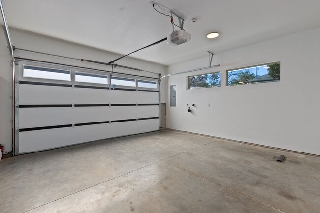 Building Photo - 4bd/2.75ba Seattle Home