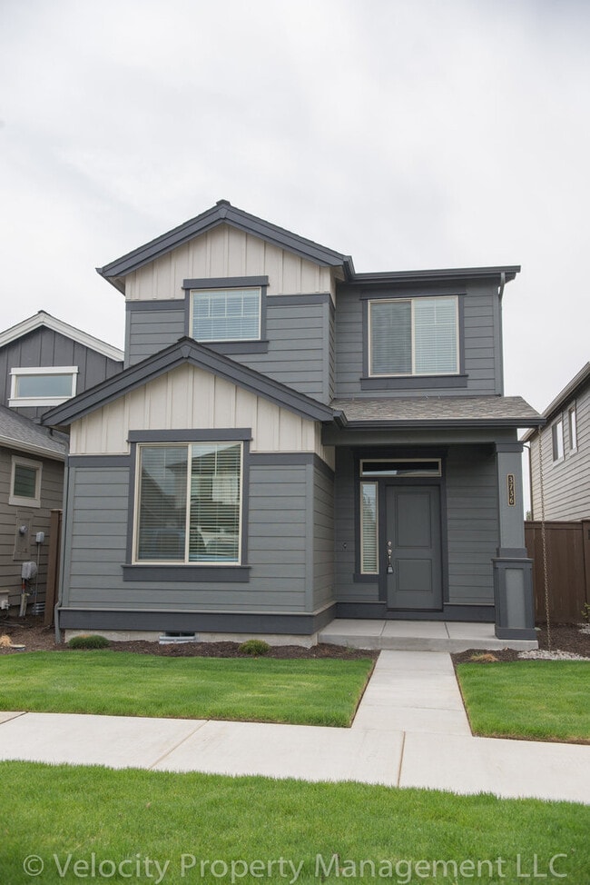 Building Photo - Half off First Months Rent!!Beautiful Home in SW Redmond!