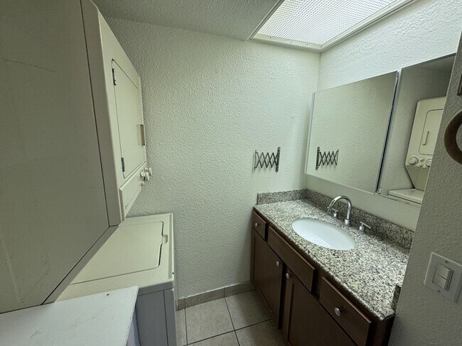 Building Photo - North Central Phoenix Studio Condo