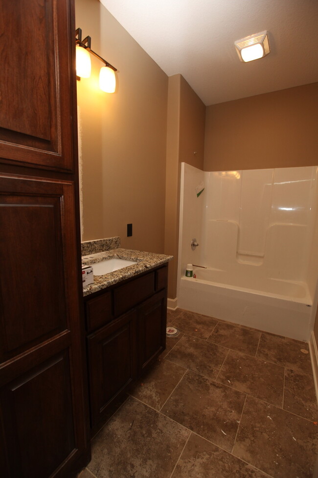 Building Photo - 3 Bedroom, 2 Bathroom Townhouse in Savanna...