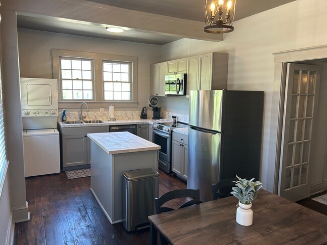 Building Photo - 812 Pollock St